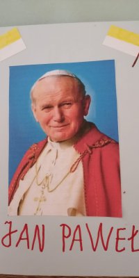 Laurki wykonanych przez dzieci z SP7 w Cieszynie z okazji setnych urodzin Jana Pawła II 2020